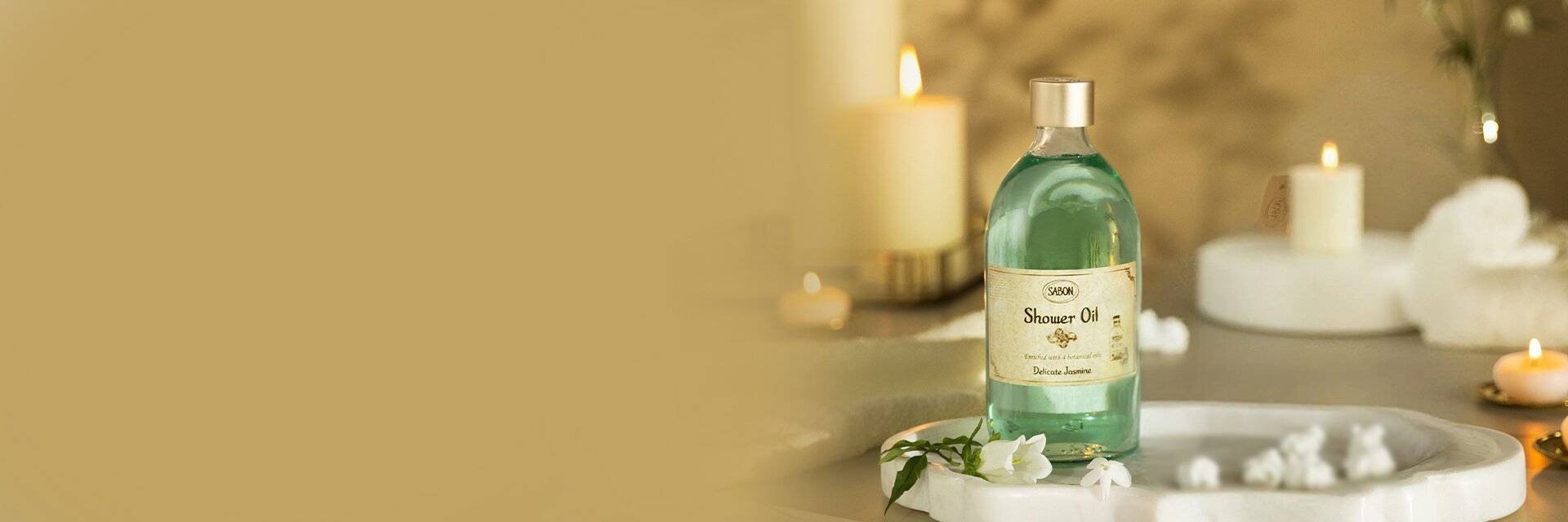 Our shower oil gently refreshes the skin while awakening the senses.