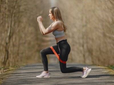 Revino în formă cu banda elastică - exerciții simple cu efect imediat!