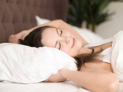 ASMR: ce este și cum te ajută să dormi mai bine