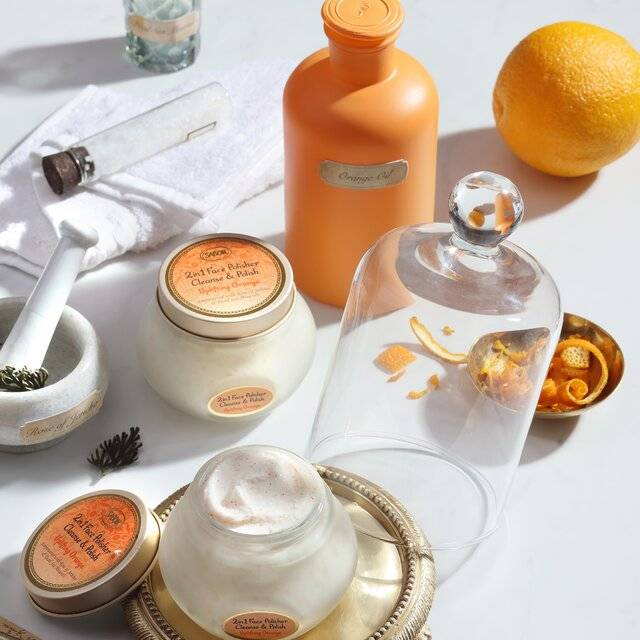 Descoperă exfoliantul de față Sabon în ediție limitată, cu aromă vibrantă de portocale! 🍊  Perfect pentru toate tipurile de ten, acest exfoliant minune îți va lasa pielea mângăiată de catifelarea supremă.   🌿 Pasul 1. Aplică-l pe pielea umedă și masează ușor cu mișcări circulare 🌿 Pasul 2. Lasă produsul să acționeze pentru 2 minute 🌿 Pasul 3. Clătește și repetă experiența de 2-3 ori pe săptămână