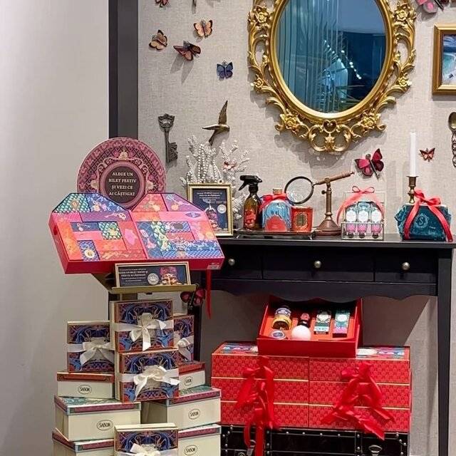 Descoperă surprizele de sub brăduțul Sabon! 🎄  Între 12-24 noiembrie, te așteptăm în magazinele Sabon cu un brăduț special, construit din cutiile noastre de cadouri și încununat de Calendarul Advent. La achizițiile de minimum 220 lei, ai ocazia să extragi un bilet festiv din calendar și să descoperi oferta care îți completează ritualul de îngrijire.  Ce poți câștiga? ✨ Reduceri exclusive pentru achizițiile următoare ✨ Cadouri speciale, de la mini exfoliant de scalp la ulei de duș  🎁 Codurile de discount sunt valabile și online, până pe 30 noiembrie! Te așteptăm!