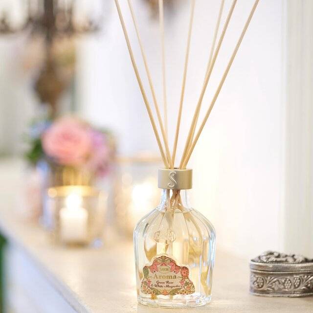 Redescoperă bucuria de a fi acasă cu parfumurile de cameră Sabon ✨  Cu note delicate și sofisticate, fiecare aromă de cameră îți învăluie locuința într-o atmosferă de relaxare și eleganță.   Alege izul care ți se potrivește!