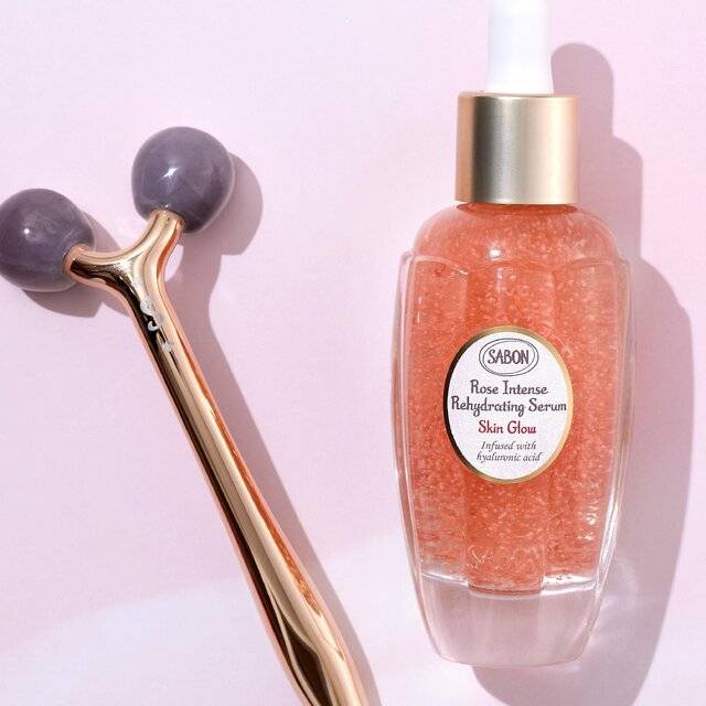 Next stop: Sabon - pentru a testa noul Ser Rehidratant Rose Intense 🌹✨   Primii 100 de clienți care achiziționează serul vor primi CADOU un roller special pentru aplicare, pentru a trăi o experiență de lux în confortul propriei case.   Descoperă-l în toate magazinele Sabon, fizice și online 🤍.