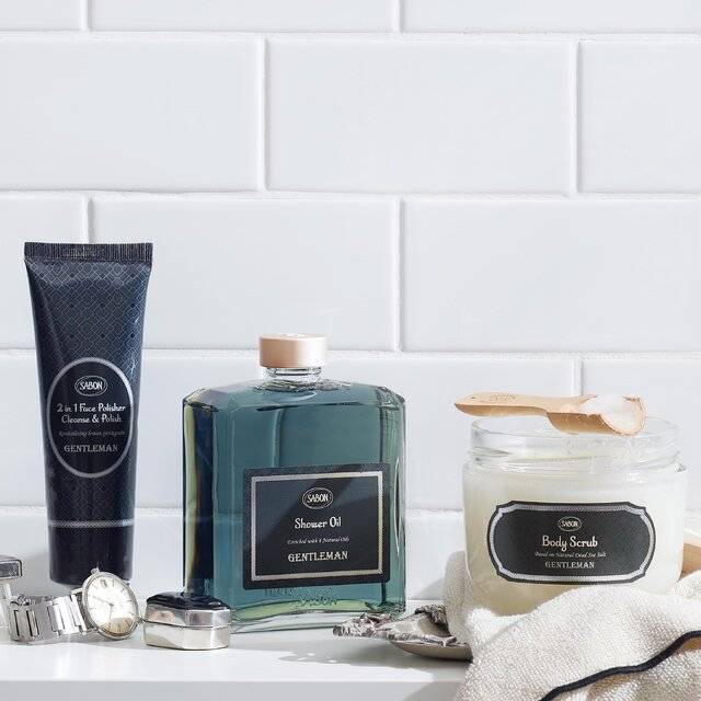 🎩 Gentleman by Sabon: pentru cei care știu că stilul se află în detalii. Piele hidratată, prospețime de durată—simplu, dar cu impact 🌱.  O colecție dedicată domnilor, sau doamnelor în căutarea cadoului perfect de oferit. Inspiră-te din produsele colecției: Uleiuri de duș: Loțiuni aftershave Scrub-uri revitalizante Parfumuri de textile