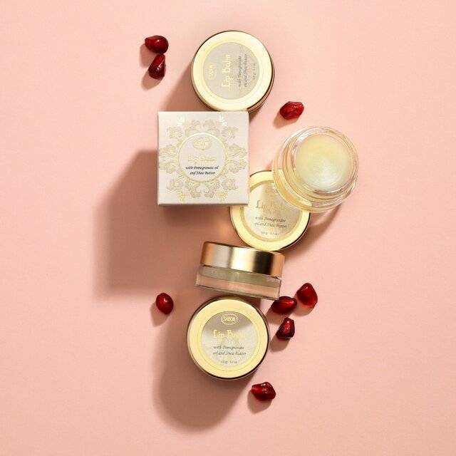 Hidratare instantă și răsfăț pentru buzele tale! 💋  Balsamul de buze SABON, infuzat cu unt de shea și ulei de semințe de rodie, îți menține buzele catifelate și hrănite pe tot parcursul zilei.  Vegan și bogat în vitamine, este soluția perfectă pentru buze moi și sănătoase, oricând, oriunde. 💖