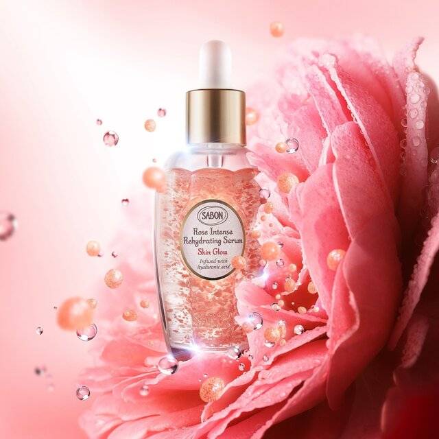 ✨ NOU! Serul rehidratant Rose - Intense de la Sabon este aici și avem o surpriză pentru primii 100 de cumpărători! Ce-l face atât de special? Faptul că este primul ser Sabon formulat cu 20.000 de microperle și pigmenți ce-ți vor face tenul luminos și plin de viață!  Noul ser are o textură lejeră și rapid absorbantă și conține: 🌹 acid hialuronic natural  🌹 aloe vera 🌹 minerale din Marea Moartă  🌹 trandafir de Damasc.   Special pentru primii 100 de clienți care îl achiziționează, am pregătit un CADOU special: ✨ un roller pentru masaj, ce te va ajuta să folosești produsul ca un profesionist. Te așteptăm să-l testezi în magazinele fizice sau online Sabon!